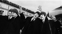 John Lennon, Ringo Starr, Paul McCartney et George Harrison �  l'a�roport de New York en 1964.