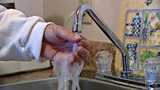 Un robinet dans un évier de cuisine.
