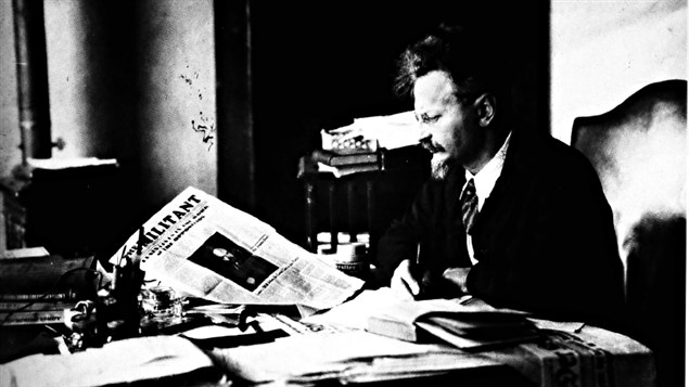 L�on Trotsky lit le journal <i>Le militant</i> en 1931 / � Wikip�dia