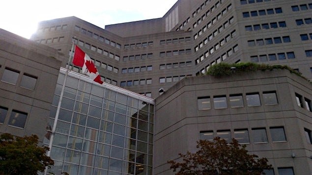 Un édifice fédéral où travaillent des centaines de fonctionnaires canadiens sur la promenade du Portage, à Gatineau au Québec.