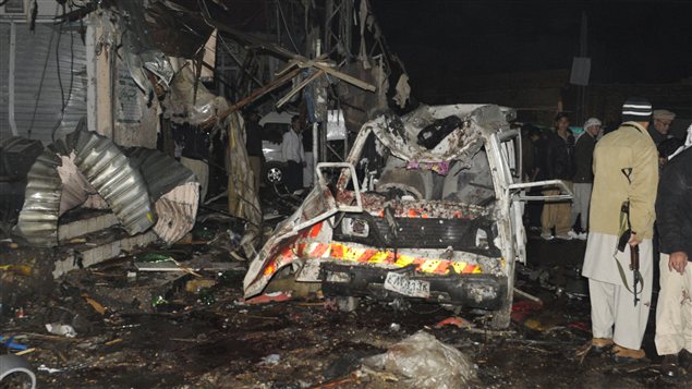 Les carcasses de voitures témoignent de la violence de l'explosion à Quetta, au Pakistan.