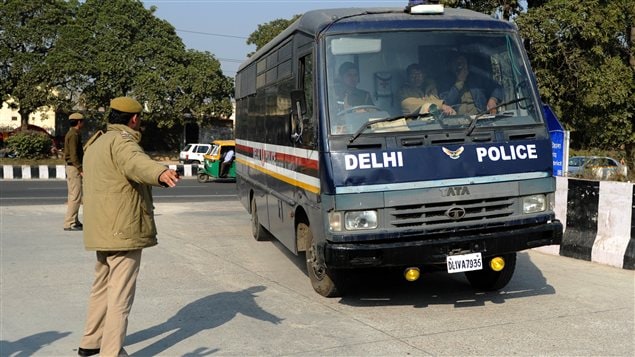 Le convoi transportant les accusés du viol collectif de New Delhi arrive au tribunal