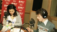 Emilie Bibeau et Olivier Morin lisent des poèmes haïtiens | © Radio-Canada / Philippe Couture Emilie Bibeau et Olivier Morin lisent des poèmes haïtiens | © Radio-Canada / Philippe Couture