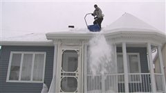 Déneigement d'une toiture à Québec Déneigement d'une toiture à Québec