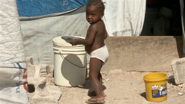 Une fillette dans un camp de déplacés à Port-au-Prince, en janvier 2013. Quelque 360 000 Haïtiens vivent encore dans des abris de fortune trois ans après le séisme.