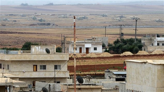 Des hélicoptères de l'aviation syrienne abandonnés à l'aérodrome de Taftanaz par les forces gouvernementales.