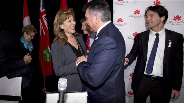 Des candidats à la direction du Parti libéral de l'Ontario lors d'un débat.