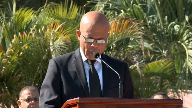 Michel Martelly fait un discours en hommage aux victimes du séisme haïtien de 2010.