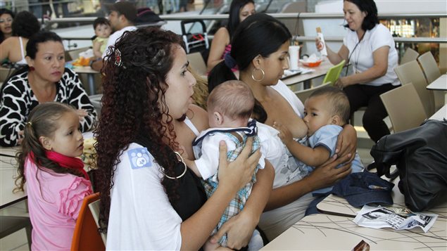 Des femmes allaitent leur enfant dans un centre commercial du Costa Rica