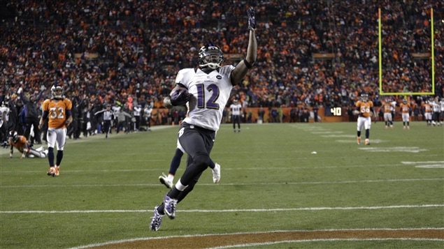 Jacoby Jones des Ravens de Baltimore marque un touché.