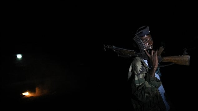 Un soldat somalien monte la garde dans un quartier de Mogadiscio