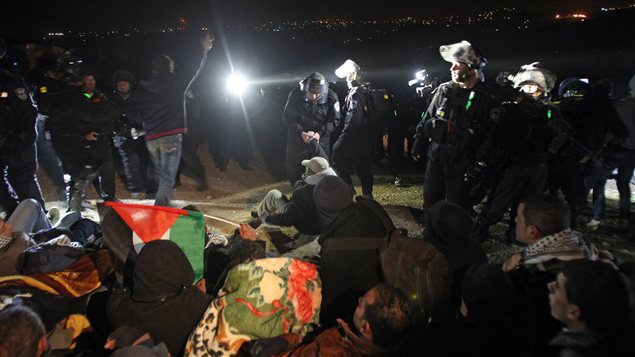 Des soldats israéliens délogent des militants palestiniens d'un camp de tentes intallés pour protester contre la colonisation