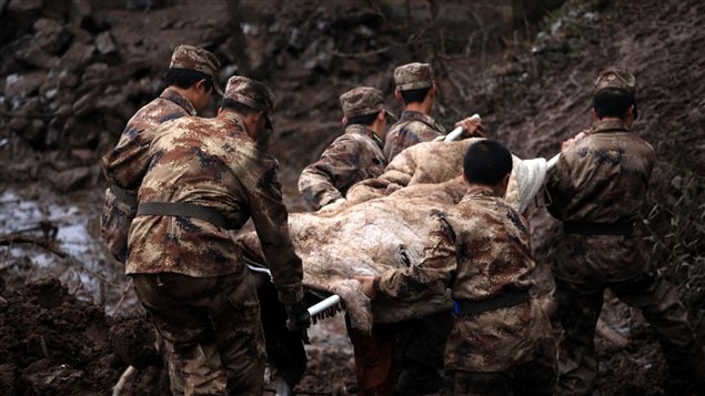 Des secouristes extraient des corps des décombres après un glissement de terrain dans le sud de la Chine