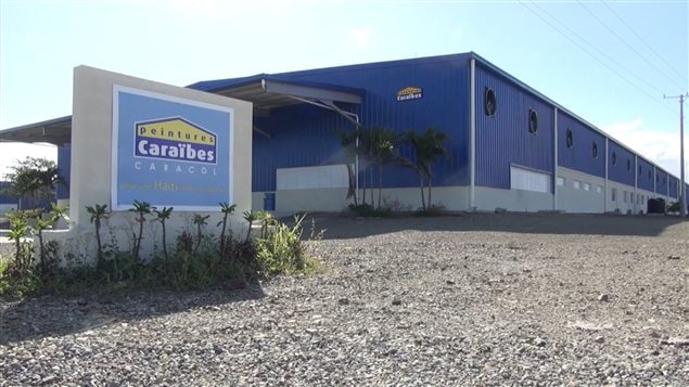 Une entreprise de peinture, dans le parc industriel Caracol en Haïti