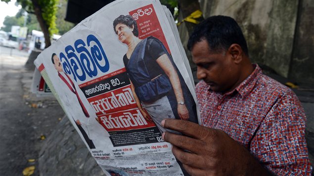 Un Sri-Lankais consulte un journal local dont la une fait état de la destitution de la présidente de la Cour suprême, Shirani Bandaranayake.
