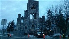 Les ouvriers s'affairent � d�molir les ruines de l'�glise Saint-Paul du secteur d'Aylmer.