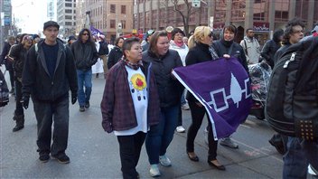 Des manifestants Idle No More au centre-ville de Toronto