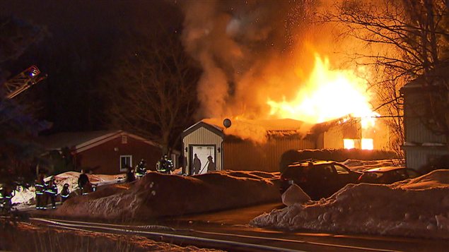 La maison était en flammes à l'arrivée des pompiers sur les lieux.