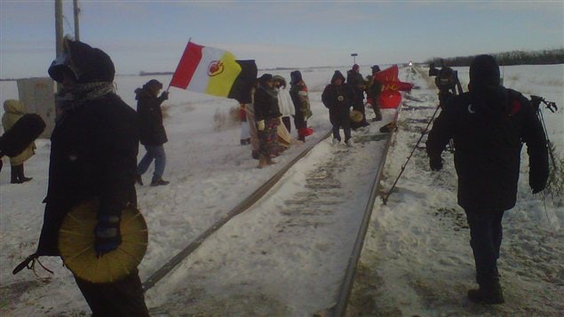 Des manifestants du mouvement Idle No More prennent position sur les rails d'un chemin de fer du Canadien National au Manitoba, le 16 janvier 2013.