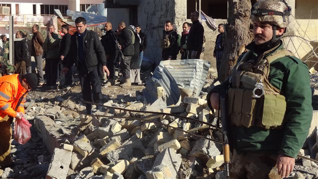 Des Irakiens inspectent les lieux d'un attentat à la voiture piégée survenu à Kirkouk, à 240 km au nord de Bagdad.