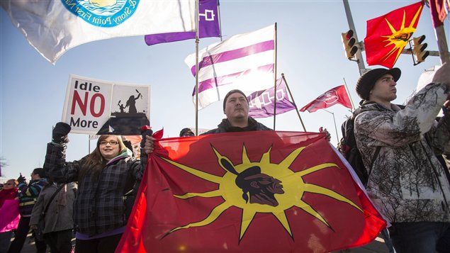 Les militants du mouvement autochtone Idle No More bloquant l'accès au pont Ambassador