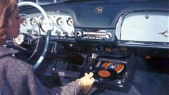 Tourne-disque pour auto des ann�es 50 : le Highway Hifi d�velopp� par Chrysler en 1956.