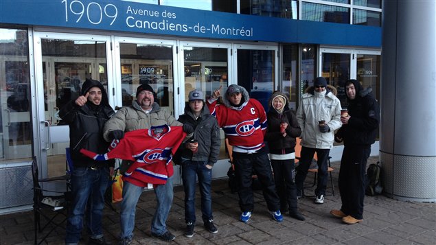 Des mordus du Canadiens de Montréal font la queue pour mettre la main sur un des billets gratuits pour assister au match intra-équipe.