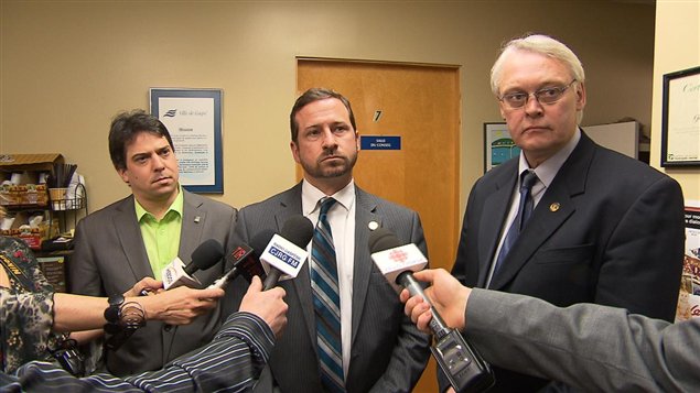 Le ministre de l'Environnement, Yves-François Blanchet, le ministre des Régions, Gaétan Lelièvre et le maire de Gaspé (Archives)