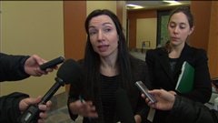 La ministre des Ressources naturelles, Martine Ouellet, indique la position du gouvernement sur le différend qui oppose la Ville de Gaspé à Pétrolia.