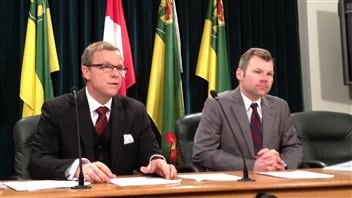 Brad Wall annonce la baisse des coûts des médicaments génériques.