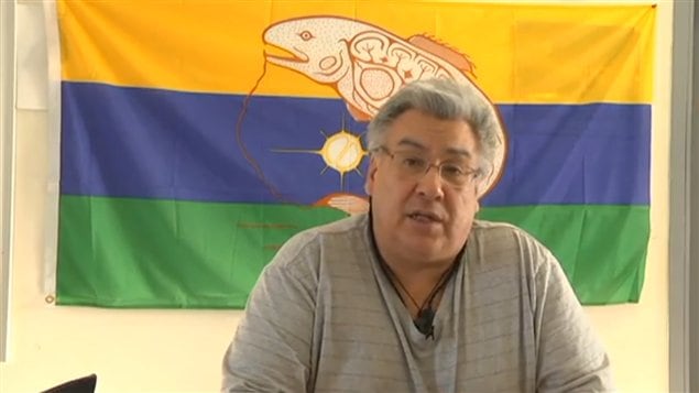 Le chef de Kitchenuhmaykoosib, Donny Morris a publié un message vidéo sur le site web de la communauté. 