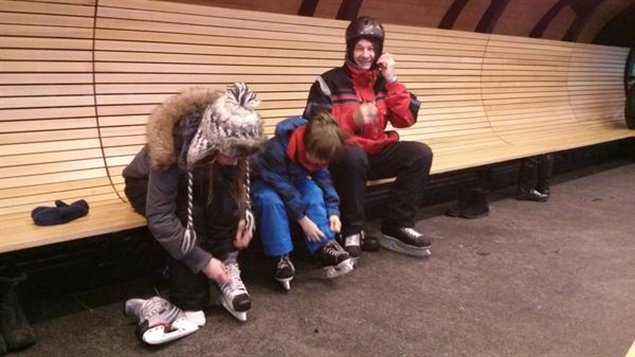 Guy Potvin et ses deux petits-enfants, Ariane et Alex, sont parmi les premiers à se lancer sur la patinoire du canal cet hiver.