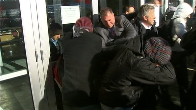 Des manifestants tentent d'entrer dans l'Université de Sherbrooke pendant la rencontre sur le financement des universités.