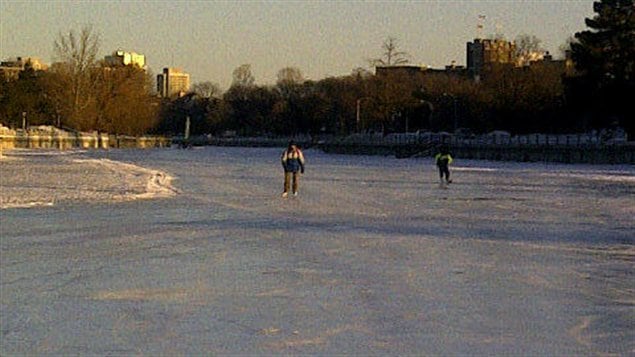 Des patineurs bravent le froid sur le canal Rideau.