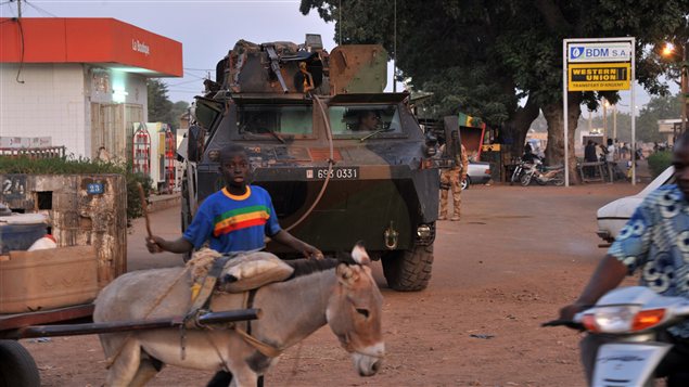 Des soldats français patrouillent à Markala, au Mali.