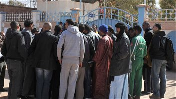 Des résidents des environs du site gazier d'In Amenas se pressent devant un centre hospitalier pour avoir des nouvelles de leurs proches
