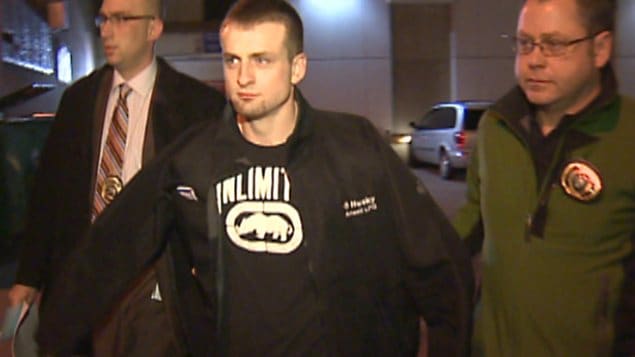 Walker Eli Risling accompagné de policiers à Calgary