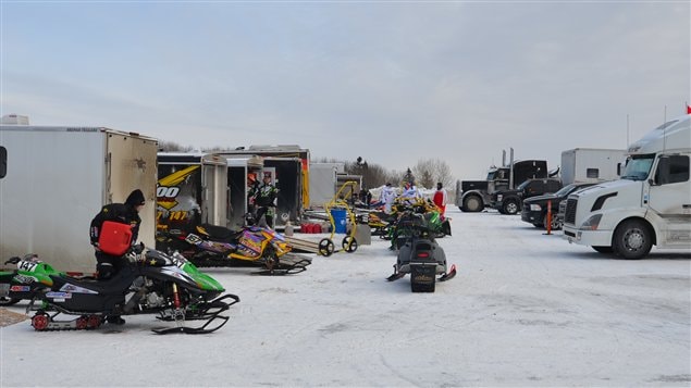 Le Grand Prix international de snowcross attire des milliers de personnes.