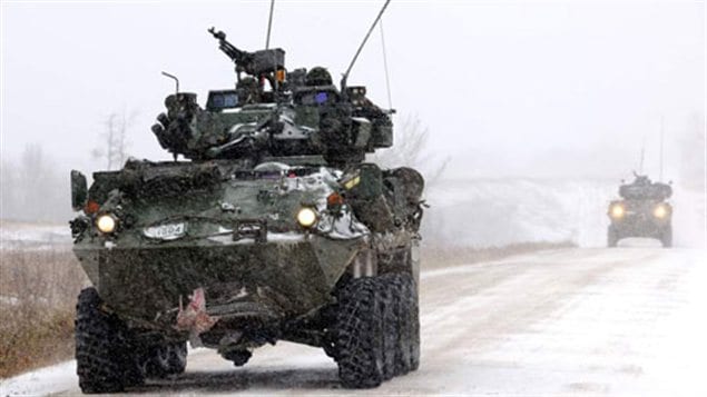 Un véhicule blindé des Forces armées canadiennes