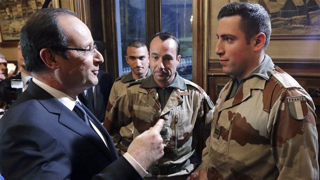Le président français François Hollande s'est entretenu avec des soldats français, samedi, peu avant leur départ pour le Mali.