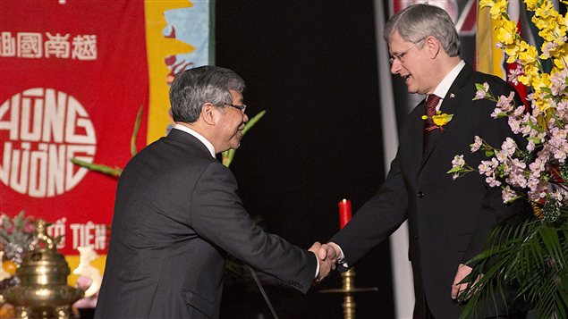 Stephen Harper salue le sénateur Thanh Hai Ngo lors du Nouvel An vietnamien