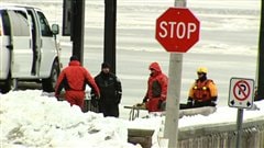 La mauvaise visibilité au fond de l'eau, le froid intense et le fort courant de la rivière compliquent le travail des six plongeurs.
