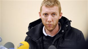 Alexandre Berceaux, un des ex-otages français qui a réussi à s'échapper du site d'In Amenas, participe à une conférence de presse à Pagny-sur-Moselle, en France, le 20 janvier.