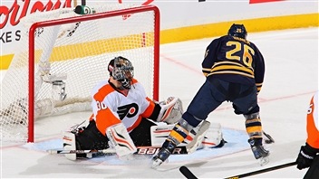 Thomas Vanek déjoue Ilya Bryzgalov.