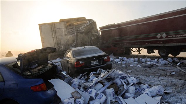 Véhicules endommagés dans un carambolage sur l'autoroute 20