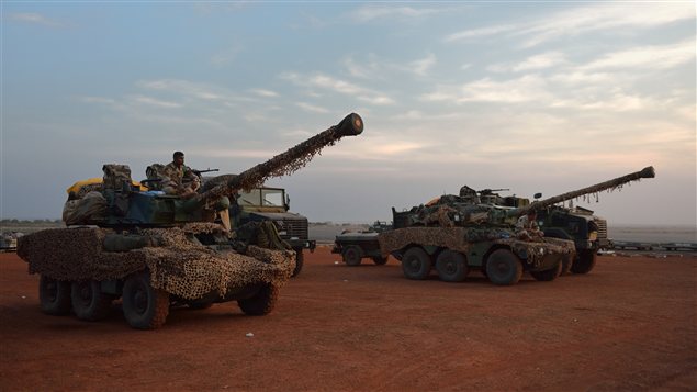 Des blindés français à Bamako, qui s'apprêtent à être déployés au Nord-Mali.