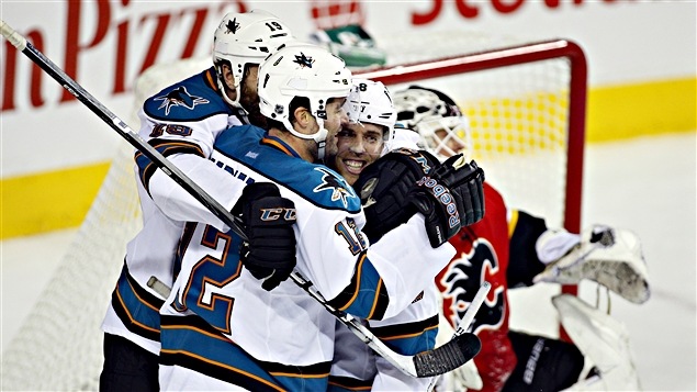 Les Sharks célèbrent un but.