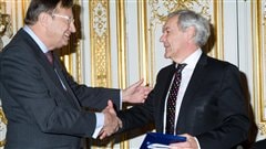Michel Côté (à la droite), directeur général du Musée de la civilisation, a reçu le Prix Samuel de Champlain 2012 décerné par l'institut France-Canada, des mains de l'Ambassadeur Alfred Siefer-Gaillardin, président de France Amériques et de l'Institut France-Canada.