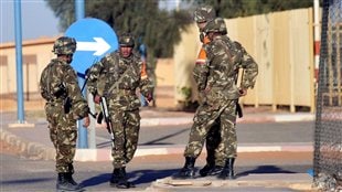 Des soldats en faction sur le site gazier d'In Amenas, en Algérie.