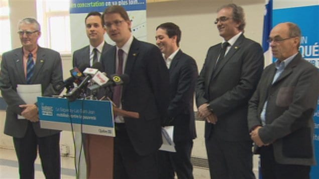 Au micro, le député péquiste de Jonquière, Sylvain Gaudreault, avec, derrière lui, le représentant de la CRÉ, Georges Bouchard, ainsi qu'Alexandre Cloutier, Stéphane Bédard, Jean-Marie Claveau et Denis Trottier